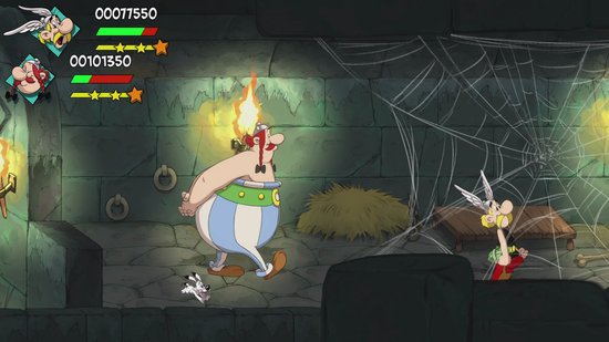 Asterix en Obelix vechten in een stenen gang met spinnenwebben. Obelix houdt een fakkel.