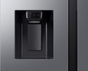 Close-up van de dispenser voor water en ijs van een zilverkleurige Amerikaanse Samsung koelkast.