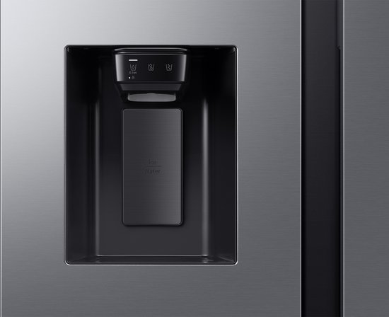 Close-up van de dispenser voor water en ijs van een zilverkleurige Amerikaanse Samsung koelkast.