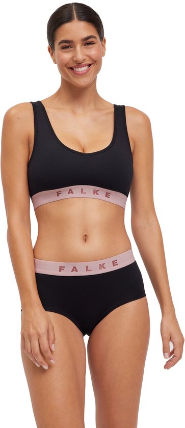 Model in zwarte sport-bh met rosé band en zwarte boyshorts.