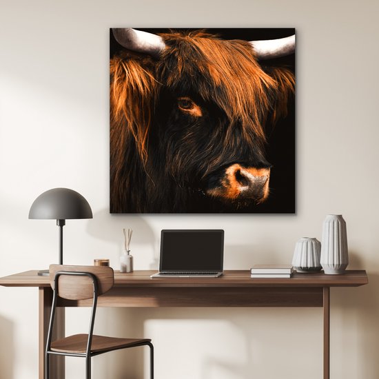 Aluminium schilderij 90x90 cm - Wanddecoratie metaal - Schotse hooglander - Zwart - Koe - Hoorn - Dieren - Metalen muurdecoratie woonkamer - Decoratie industrieel - Foto op dibond - Industriële accessoires slaapkamer