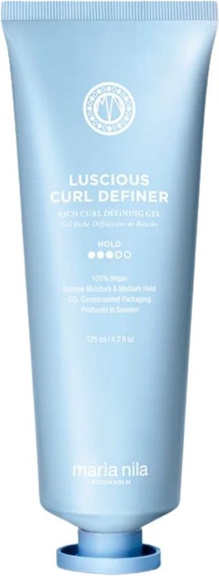 Lichtblauwe tube met 'Luscious Curl Definer' en merknaam 'maria nila STOCKHOLM'.