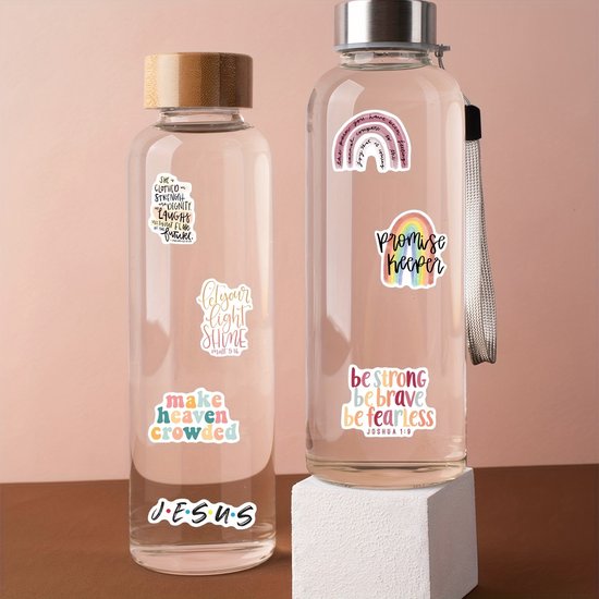 Twee waterflessen met christelijke stickers: 'She is clothed in strength dignity' en 'Get your light shine'.