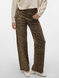 Model in beige trui en broek met luipaardprint.