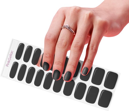 Hand met een ring om de ringvinger, die een vel met 20 zwarte gel nagelstickers vasthoudt.