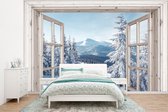 Behang - Fotobehang Doorkijk - Winter - Landschap - Natuur - Berg - Bomen - Wit - Breedte 350 cm x hoogte 260 cm