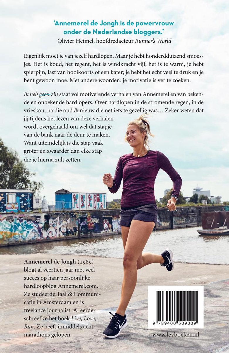 Vrouw met paarse sportshirt en grijze sportbroek rent. Achterkant boek 'Ik heb geen zin' met tekst.