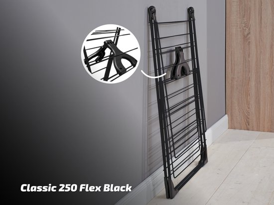 Ingeklapt zwart Classic 250 Flex droogrek leunend tegen een grijze muur, met detail van de klem. 