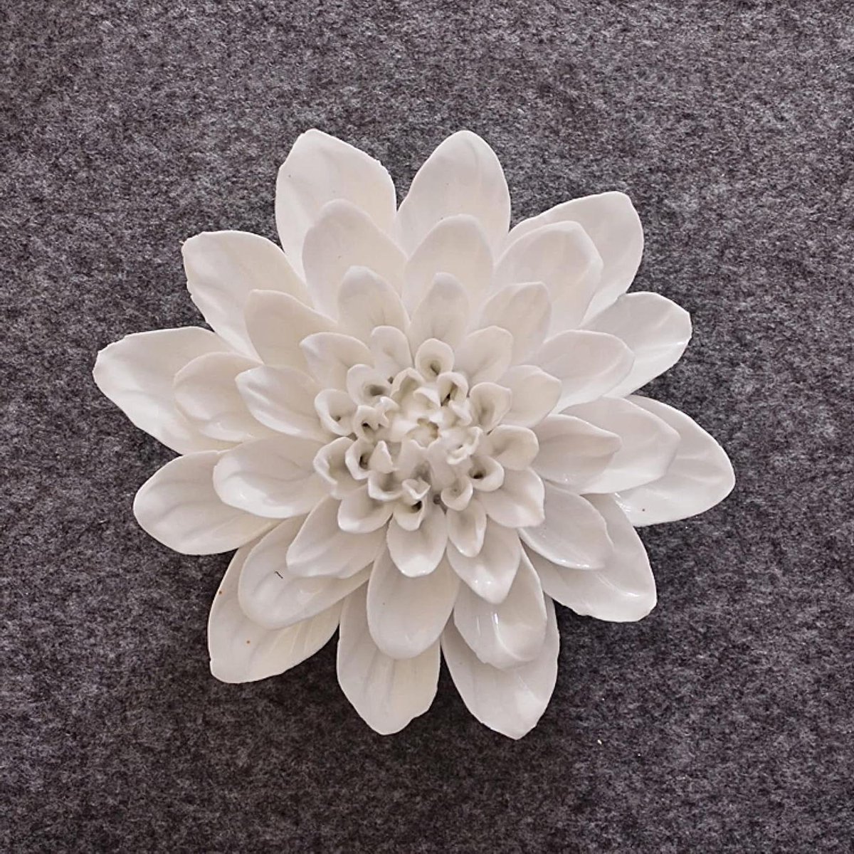 Keramische Muurdecoratie - Wandsculptuur Bloem - Woonkamer Decoreren - Handgemaakt Uniek Kunstwerk - 15 cm Diameter - Wit