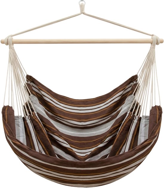 Gestreept hangmat met houten spreider, geïsoleerd op witte achtergrond.