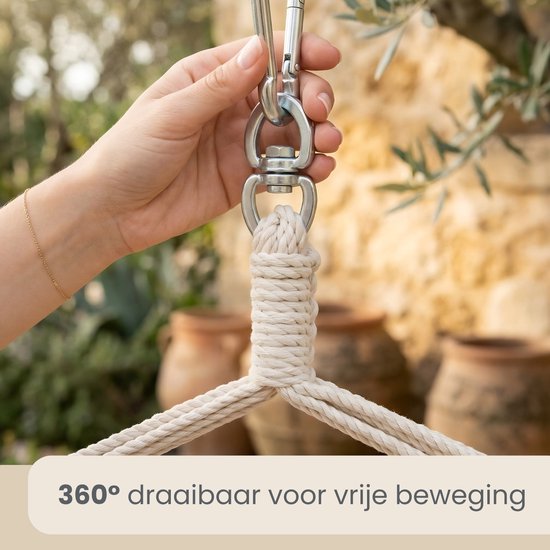 Hand houdt metalen ring vast, verbonden met touwen van de hangstoel. 360 graden draaibaar.