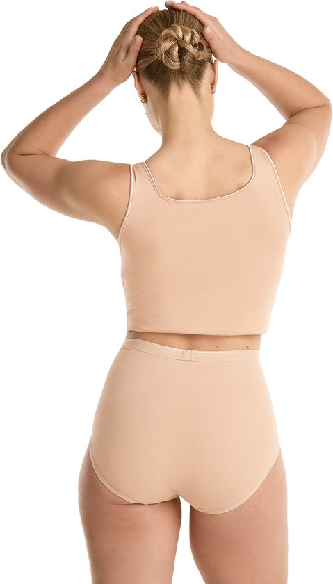 Model van achteren gezien, in een huidkleurig crop top shirt en bijpassende hoge slip van Ten Cate.