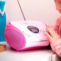 Roze Lenco draagbare stereo radio CD-speler met handvat, in gebruik door een kind.