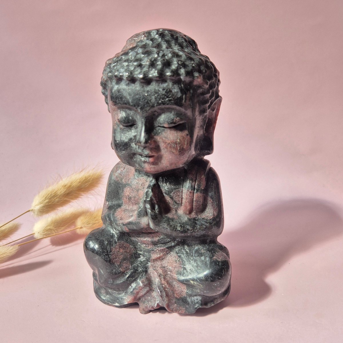 Granaat Buddha Beeld 15 cm (±1000g) – Aarding & Kracht Edelsteen