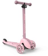 Roze kinderstep met 3 wielen, LED-verlichting in de voorwielen en verstelbaar stuur. "SCOOT AND RIDE" logo op stuur.
