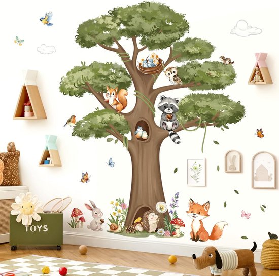 Sticker mural décoratif avec grand arbre, animaux de la forêt, papillons et nuages, dans une chambre d'enfant avec jouets et étagères.