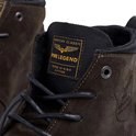 Detail van de bruine suède PME Legend veterschoen met label 'American Classic'.