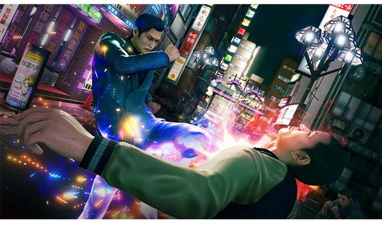 Man met blauw gestreept pak trapt een andere man op een neonverlichte straat in Japan.