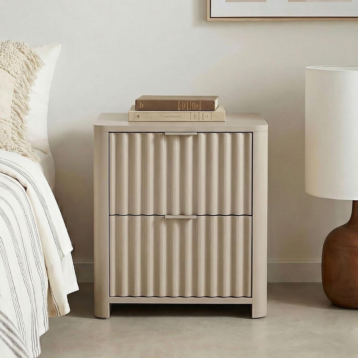 IDIMEX Nachtkastje Ella met 2 laden, lichtgrijs/kasjmier - nachtkastje met lamellenfront, bijzettafel van MDF, kleine commode in modern design met ribbellook