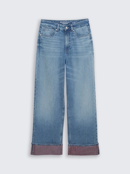 Een wijde, lichtblauwe jeans met omgeslagen zoom.