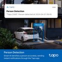 Beveiligingscamera met persoonendetectie, toont een persoon bij een auto.