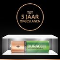 Duracell oplaadbare AA batterij op een witte plank, koper en groen. "Tot 5 jaar opgeslagen".
