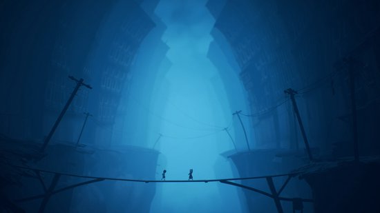 Twee kleine figuren lopen over een brug tussen hoge gebouwen in een mistige, blauwe stad.