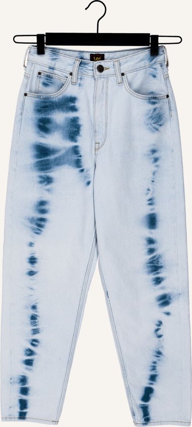 Lichtblauwe jeans met blauwe tie-dye print, opgehangen aan een kledinghanger.