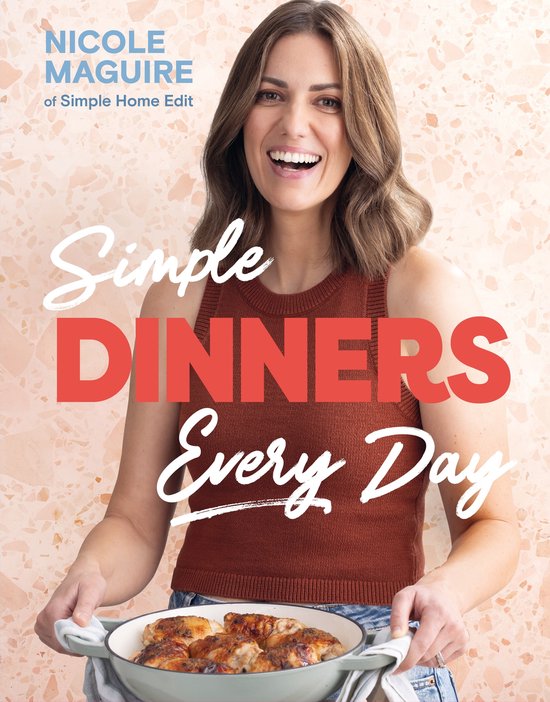 Nicole Maguire van Simple Home Edit presenteert "Simple Dinners Every Day" met een schaal met gegrilde kip.