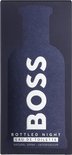 Doos van Hugo Boss Bottled Night eau de toilette met de fles-silhouet en de tekst 'BOSS'.