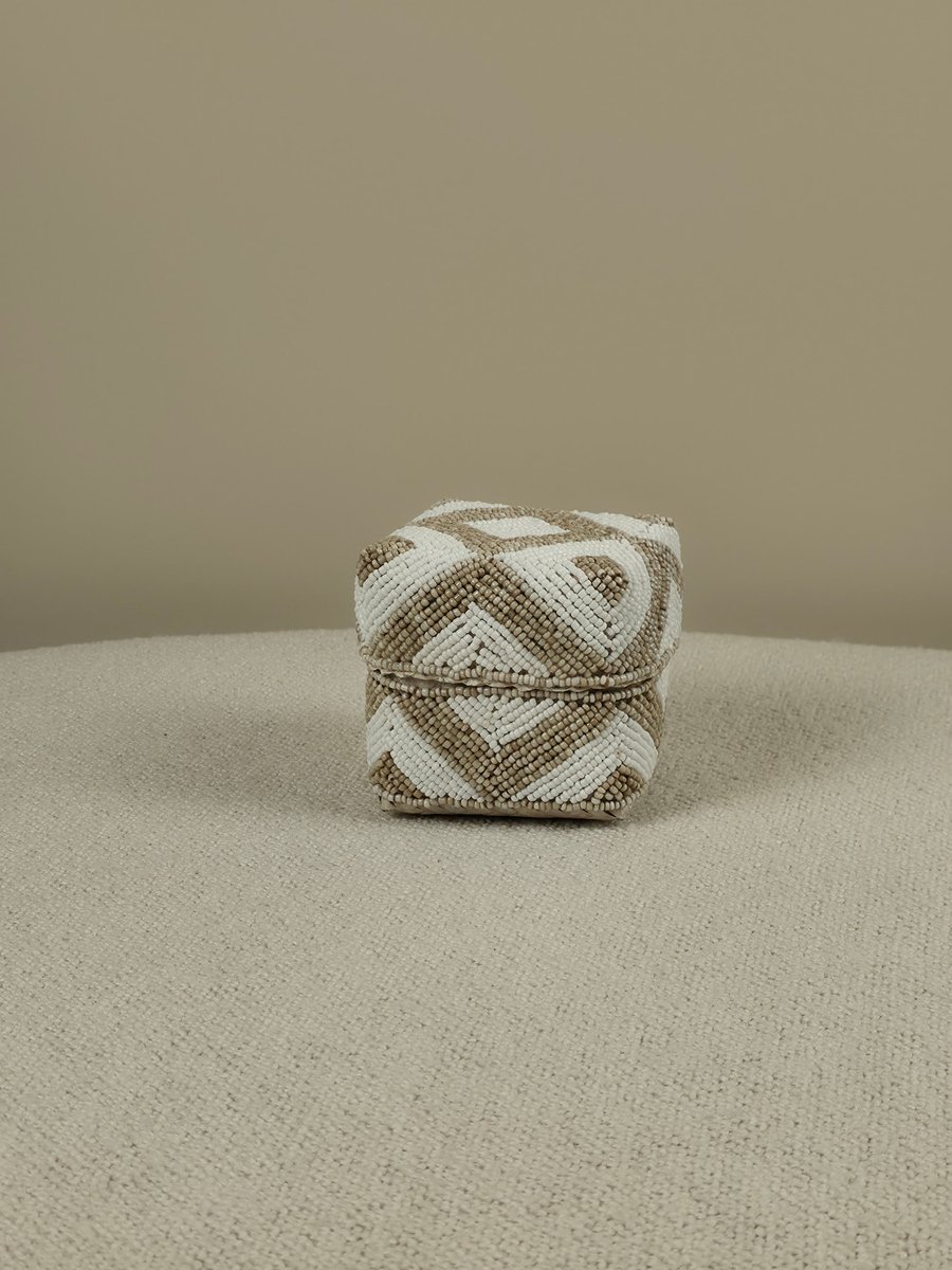 Blitzdeco - Balinees Offermandje - Maxim - Handgemaakt Kralenpatroon - Beige Wit - Uniek