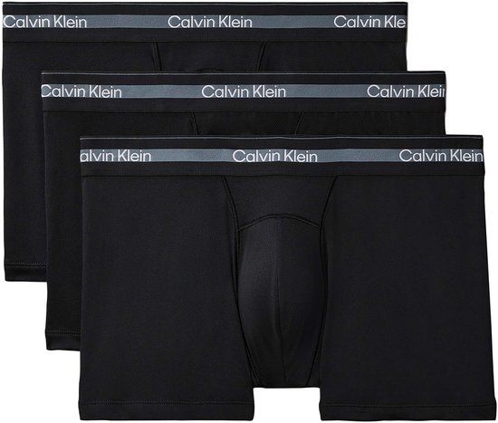 Drie zwarte Calvin Klein trunks op een rij, met grijze logoband.