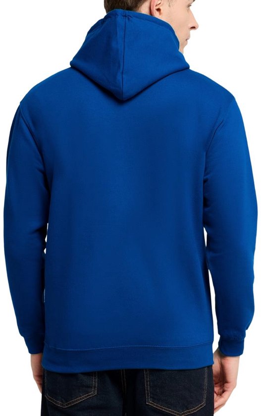 Man draagt een blauwe hoodie van achteren, met capuchon op.