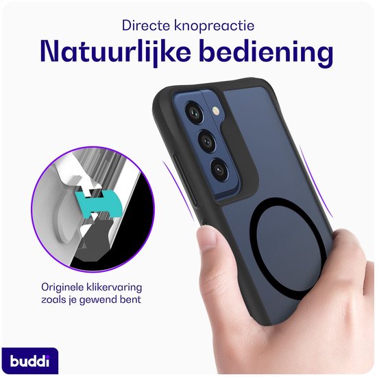 Hand houdt donkerblauwe Samsung S21 FE met zwart MagSafe hoesje vast. Vergroot detail van de knoppen.
