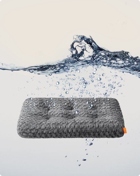 Donkergrijs pluche hondenbed met geborduurde bloemmotieven, ondergedompeld in water.