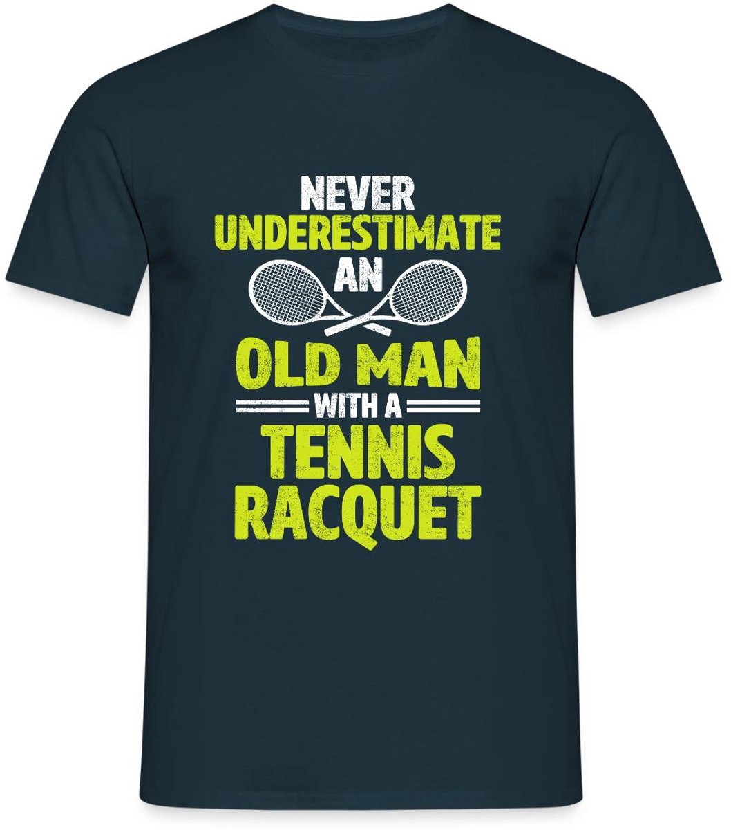 Onderschat Nooit Een Oude Man Met Tennisracket T-Shirt Heren