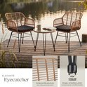 Bruine rotan stoelen met zwarte kussens en glazen tafel op houten dek, met close-up van rotan vlechtwerk en verstelbare poten.
