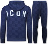 Donkerblauw trainingspak met all-over 'ICON' logoprint. Met capuchon en trekkoord. De broek heeft een trekkoord.