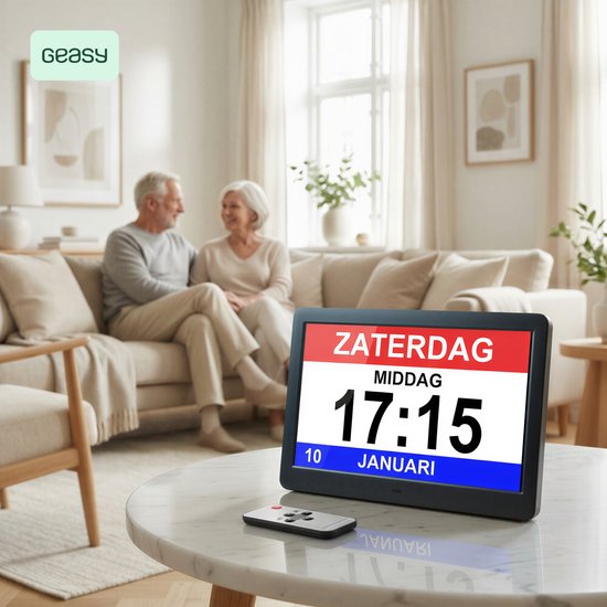 Een oud stel dat op een bank zit, met een digitale klok op een salontafel die zaterdag 17:15, 10 januari toont.