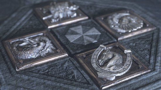 Vijf metalen medaillons met reliëfs van symbolen en dieren, op een decoratieve ondergrond.