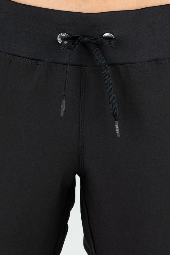 Detail van de tailleband van een zwarte trainingsbroek met strikkoord.