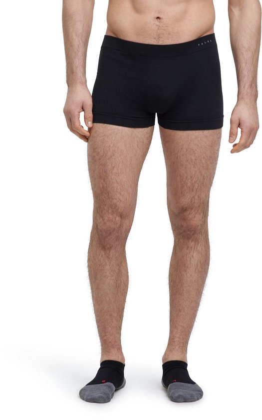 Man met zwarte boxershort, FALKE logo op de tailleband.