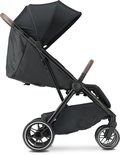Zwarte Deryan buggy met kap en bruine handvatten, in profiel gezien.