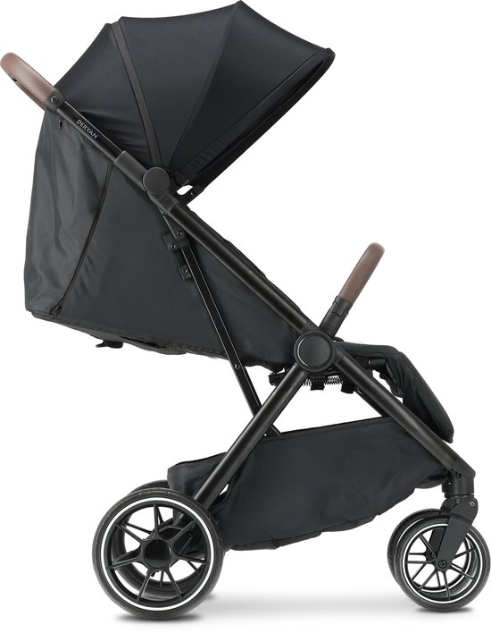 Zwarte Deryan buggy met kap en bruine handvatten, in profiel gezien.