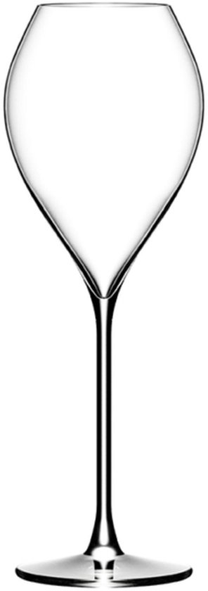 Een leeg tulpvormig champagneglas op een witte achtergrond.