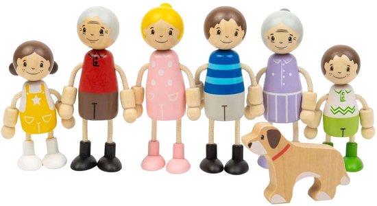 Houten familiepoppen en hond. Twee opa's en oma's, twee kinderen, een tiener en een jong kind met gele en witte kleding.