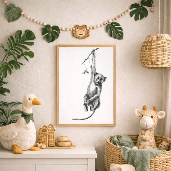 Affiche pour chambre d'enfant d'un singe suspendu, dans un cadre en bois, avec des peluches