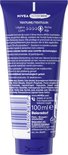 Achterkant van een Nivea Handcrème tube met productinformatie.