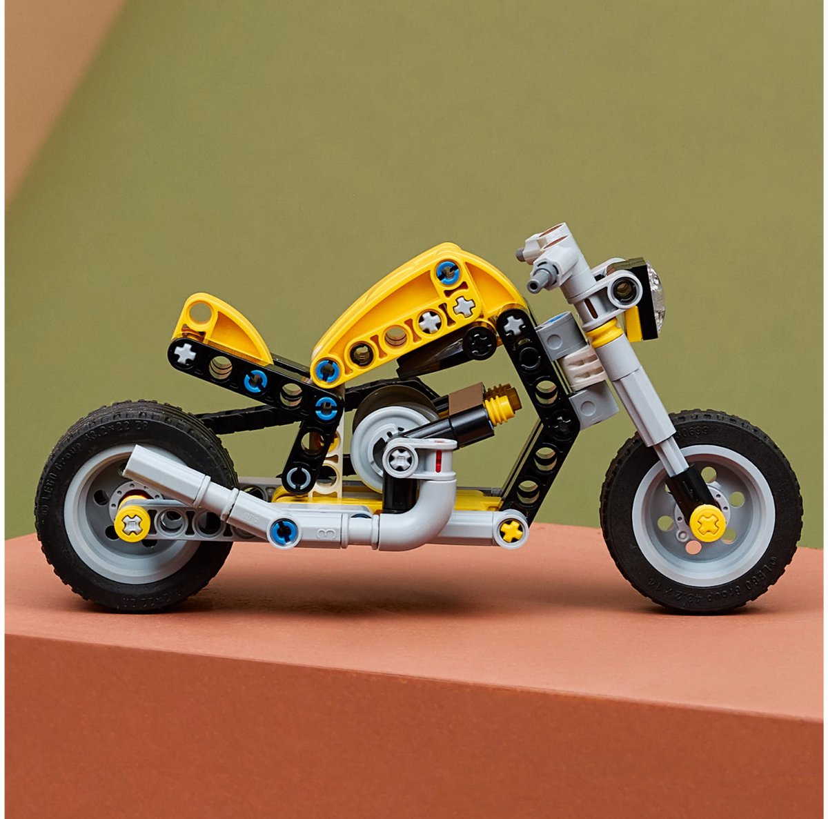 LEGO Technic - Gele Motor Speelgoed voor Kinderen vanaf 7 Jaar - 42225 — afbeelding 14