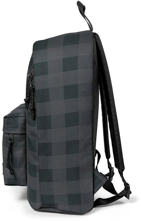 Zijaanzicht van de Eastpak rugzak met een grijs ruitpatroon, een voorvak met rits en een extra zijvak.